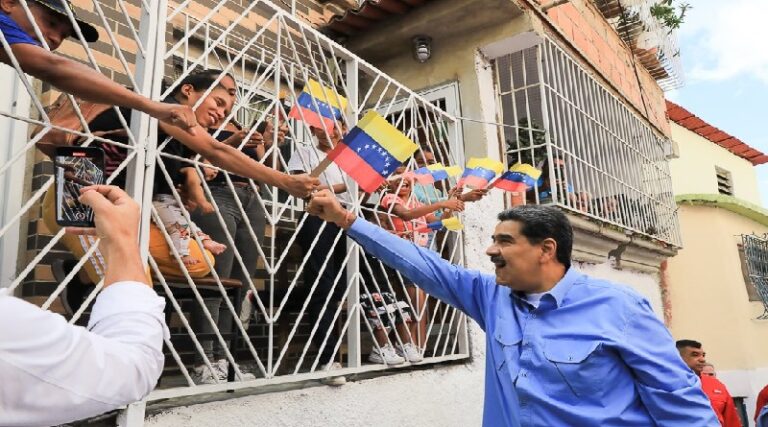 Presidente Maduro: La democracia directa se construye desde las comunas