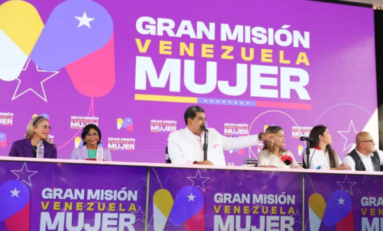 Presidente Nicolás Maduro entrega 33.000 créditos para emprendedoras del país