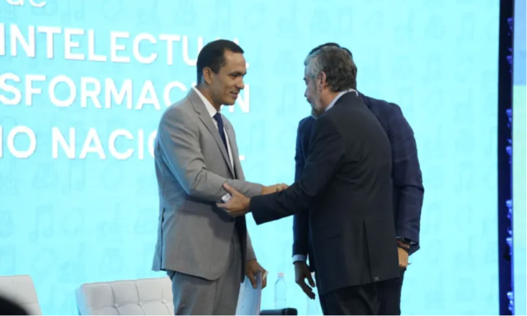 Ministro de Comercio Nacional recibe documento fundacional para la Estrategia Nacional de Propiedad Intelectual